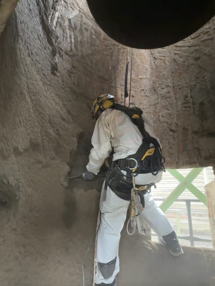 Clearing a silo with a pneumatic breaker